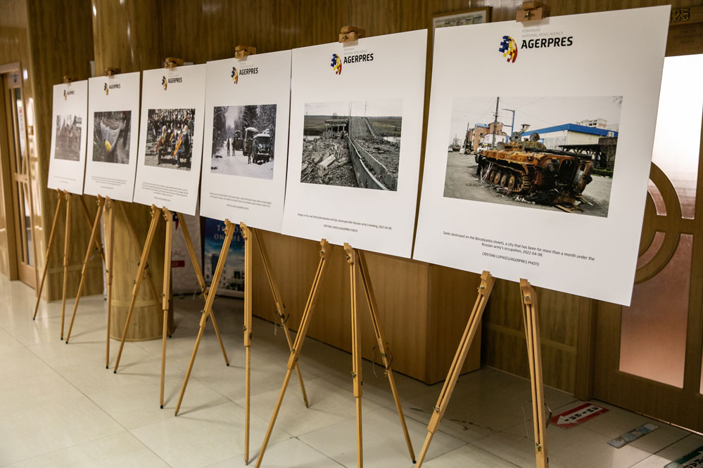 Expozitia foto Agerpres despre razboiul din Ukraina, in foaierul Universitatii Danubius