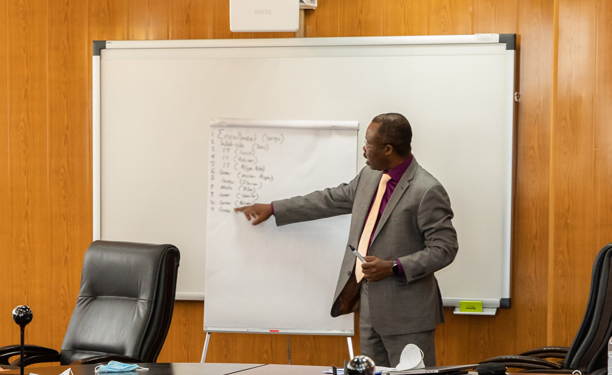 Profesorul Steve O. Michael – training pe probleme de management educațional